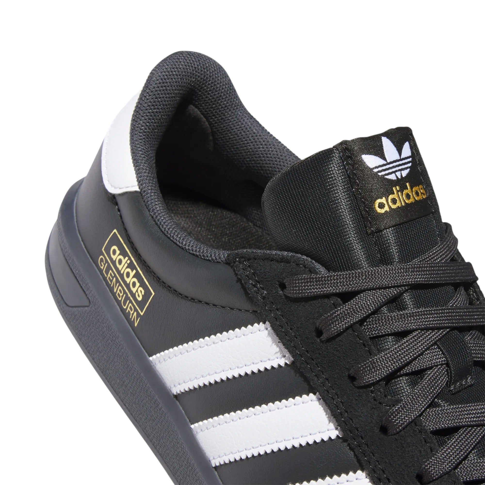 adidas Glenburn – CBLACK/FTWWHT/CARBON