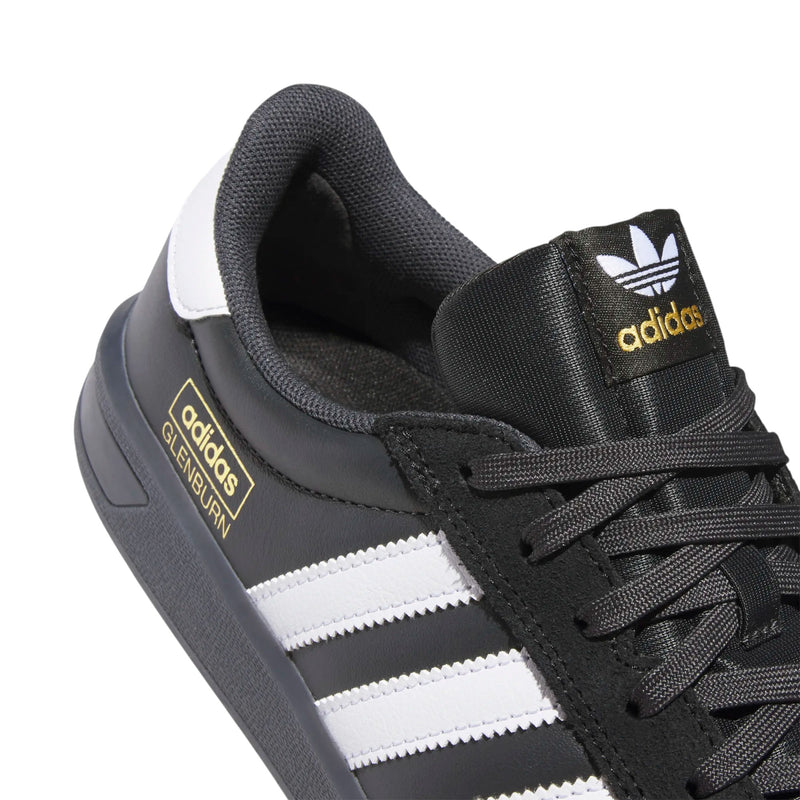 adidas Glenburn – CBLACK/FTWWHT/CARBON
